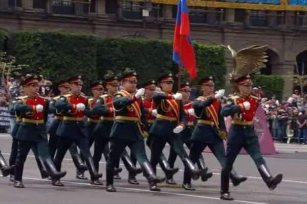 Soldati russi alla parata militare per la Festa dell’Indipendenza in Messico: un rospo nella gola di Washington